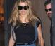 Fergie et son corps de rêve peuvent tout se permettre... Ici, elle opte pour la salopette en jean et le sac assorti !