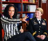 Alicia Keys rendant visite aux élèves du lycée Dunbar à Washington pour la célébration du mois des femmes de l'Histoire le 19 mars 2009