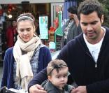 Jessica Alba, son mari cash Warren et leur fille Honor Marie en train de faire des courses le 14/03/2009 