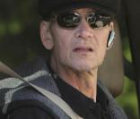 Patrick Swayze, rendu méconnaissable par le cancer du pancréas dont il est atteint, fait en sorte de mener une vie aussi normale que possible... Jouer dans la série The Beast, manger des hamburgers-frites, griller une clope...