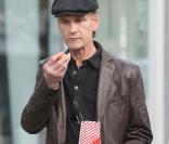 Patrick Swayze, rendu méconnaissable par le cancer du pancréas dont il est atteint, fait en sorte de mener une vie aussi normale que possible... Jouer dans la série The Beast, manger des hamburgers-frites, griller une clope...
