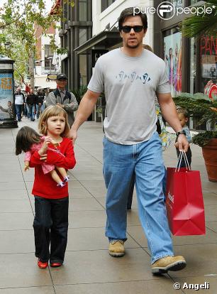 Mark Wahlberg et sa fille Ella Rae, 5 ans, reviennent de chez American Girl, à Los Angeles