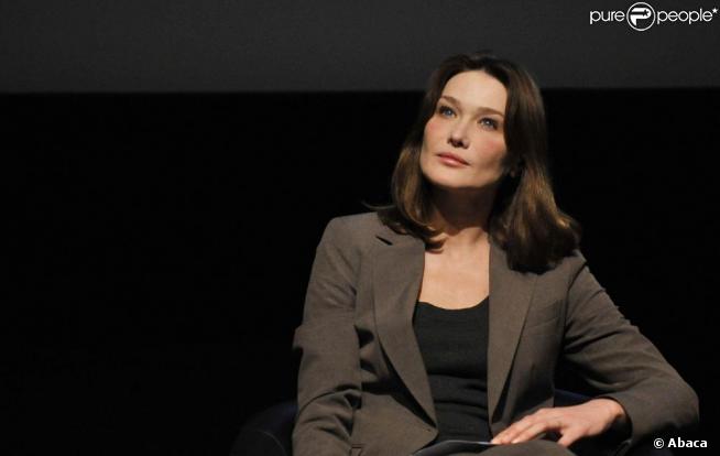 Carla Bruni et Rama Yade lors d'une réunion de mobilisation en faveur des femmes victimes de violence en République démocratique du Congo. 24/03/09 