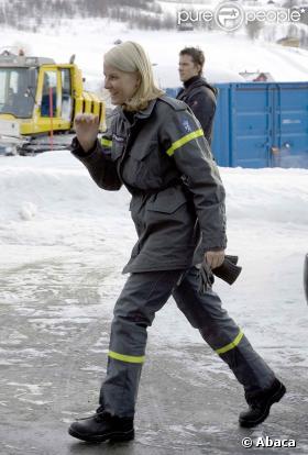 Mette-Marit de Norvège assiste à des manoeuvres de la Sécurité Civile norvégienne
