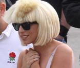 En pleine tournée, Lady GaGa est arrivée en ambulance, accompagnée de trois médecins...
