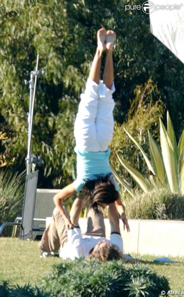 Eva Longoria lors d'un shooting Yoga à L.A. Elle ne recule devant aucun défi 