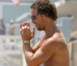 Matthew McConaughey à Malibu, très concentré pendant son yoga ! 