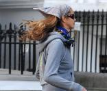 Elle Macpherson adore faire son footing dans les rues de Londres comme n'importe qui ! 