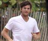 Ashton Kutcher préserve sa ligne pour la belle Demi Moore... Le 14 mars 2009 à Miami Beach ! 