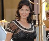 Laura Harring durant le lancement de 