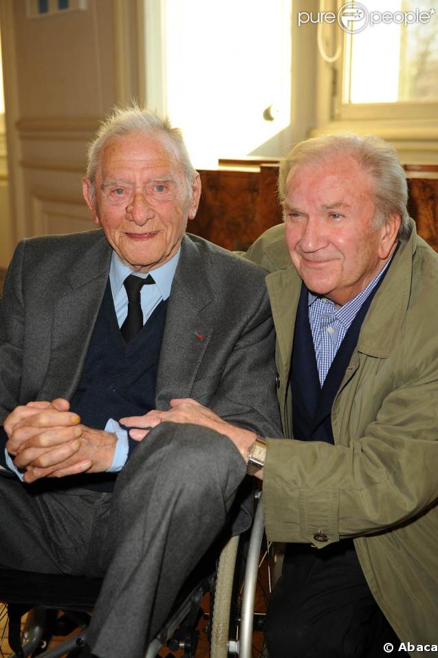 Robert Lamoureux reçoit la médaille Grand Vermeil de la Ville de Paris, à l'Hôtel de Ville entouré de ses amis, dont Pierre Mondy 