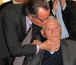 Robert Lamoureux reçoit la médaille Grand Vermeil de la Ville de Paris, à l'Hôtel de Ville entouré de ses amis. Et voici... la bise de Michel Leeb ! 