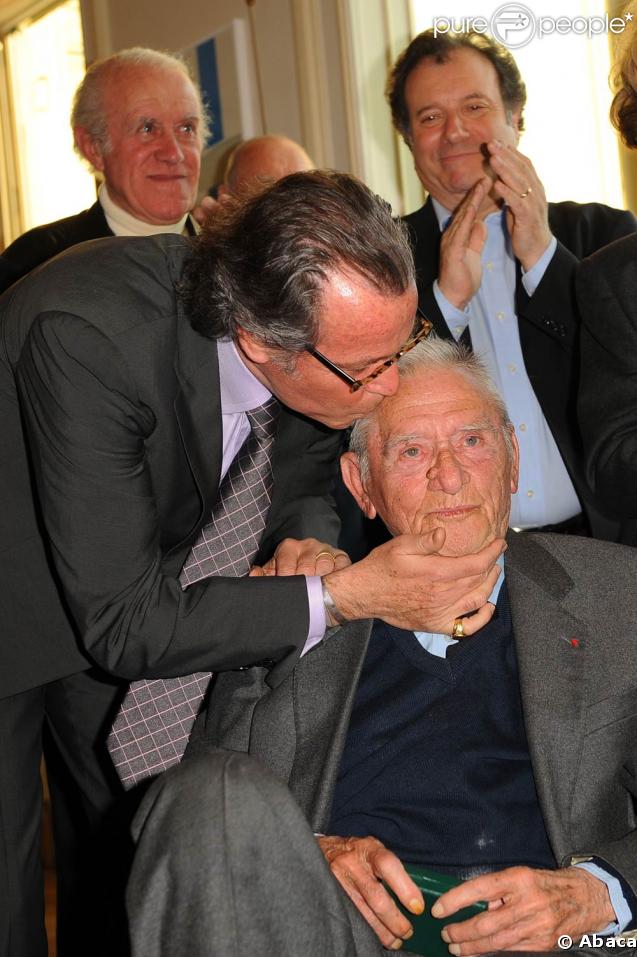Robert Lamoureux reçoit la médaille Grand Vermeil de la Ville de Paris, à l'Hôtel de Ville entouré de ses amis. Et voici... la bise de Michel Leeb ! 