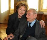 Robert Lamoureux reçoit la médaille Grand Vermeil de la Ville de Paris, à l'Hôtel de Ville entouré de ses amis, dont Marthe Mercadier 