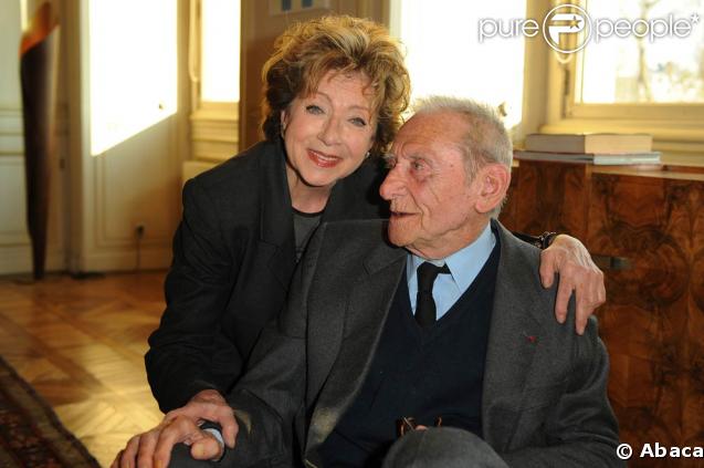 Robert Lamoureux reçoit la médaille Grand Vermeil de la Ville de Paris, à l'Hôtel de Ville entouré de ses amis, dont Marthe Mercadier 