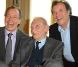 Robert Lamoureux reçoit la médaille Grand Vermeil de la Ville de Paris, à l'Hôtel de Ville entouré de ses amis Michel Leeb et Daniel Russo 