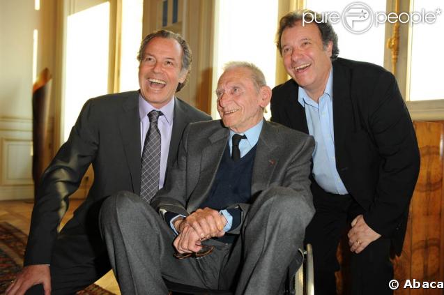 Robert Lamoureux reçoit la médaille Grand Vermeil de la Ville de Paris, à l'Hôtel de Ville entouré de ses amis Michel Leeb et Daniel Russo 