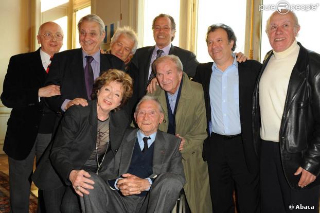 Robert Lamoureux reçoit la médaille Grand Vermeil de la Ville de Paris, à l'Hôtel de Ville entouré de ses amis : Henri Guybet, Jean-Luc Moreau, Marthe Mercadier, Michel Leeb, Pierre Mondy, Daniel Russo, Jacques Balutin 