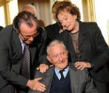 Robert Lamoureux reçoit la médaille Grand Vermeil de la Ville de Paris, à l'Hôtel de Ville entouré de ses amis, parmi lesquels Michel Leeb et Marthe Mercadier 