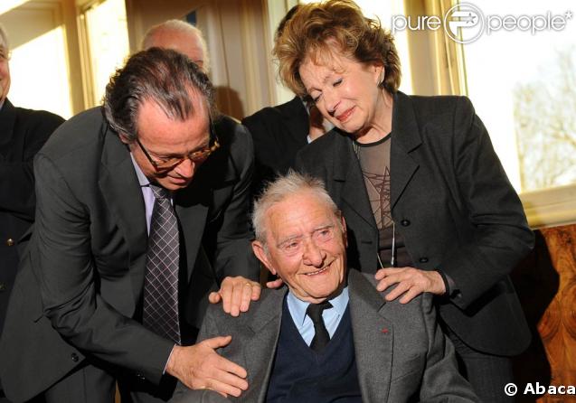 Robert Lamoureux reçoit la médaille Grand Vermeil de la Ville de Paris, à l'Hôtel de Ville entouré de ses amis, parmi lesquels Michel Leeb et Marthe Mercadier 
