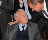 Robert Lamoureux reçoit la médaille Grand Vermeil de la Ville de Paris des mains de Bertrand Delanoë, à l'Hôtel de Ville entouré de ses amis.