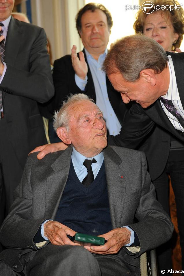 Robert Lamoureux reçoit la médaille Grand Vermeil de la Ville de Paris des mains de Bertrand Delanoë, à l'Hôtel de Ville entouré de ses amis.