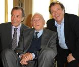 Robert Lamoureux reçoit la médaille Grand Vermeil de la Ville de Paris, à l'Hôtel de Ville entouré de ses amis, dont Michel Leeb et Daniel Russo 