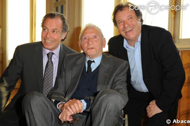 Robert Lamoureux reçoit la médaille Grand Vermeil de la Ville de Paris, à l'Hôtel de Ville entouré de ses amis, dont Michel Leeb et Daniel Russo 