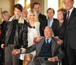 Robert Lamoureux reçoit la médaille Grand Vermeil de la Ville de Paris, à l'Hôtel de Ville entouré de ses amis et de sa famille 