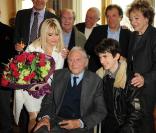 Robert Lamoureux reçoit la médaille Grand Vermeil de la Ville de Paris, à l'Hôtel de Ville entouré de ses amis et des membres de sa famille 
