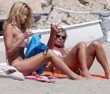 Pamela Anderson et une amie, sur une plage de Malibu, le 31 mars 2009 !