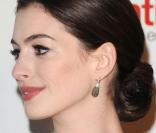 Anne Hathaway sous son meilleur profil, au LACMA de Los Angeles, à l'occasion de l'avant-première de 