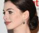 Anne Hathaway sous son meilleur profil, au LACMA de Los Angeles, à l'occasion de l'avant-première de "Valentino : The Last Emperor", qui s'est tenue le 1er avril 2009 !