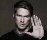 Jason Lewis pour la campagne de charité de la maison Bulgari