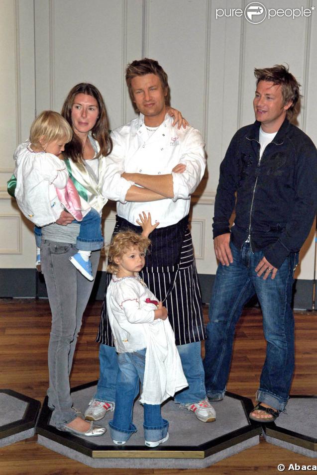 Jamie Oliver, sa femme Jools et leurs filles Daisy Boo et Poppy Honey lors de l'inauguration de sa statue de cire chez Madame Tussauds le 19 juillet 2005 