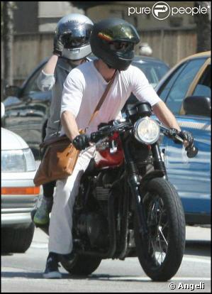 Scarlett Johansson derrière, Ryan Reynolds devant, dans les rues de Los Angeles, le 29 mars 2009 !