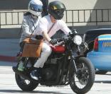 Scarlett Johansson derrière, Ryan Reynolds devant, dans les rues de Los Angeles, le 29 mars 2009 !
