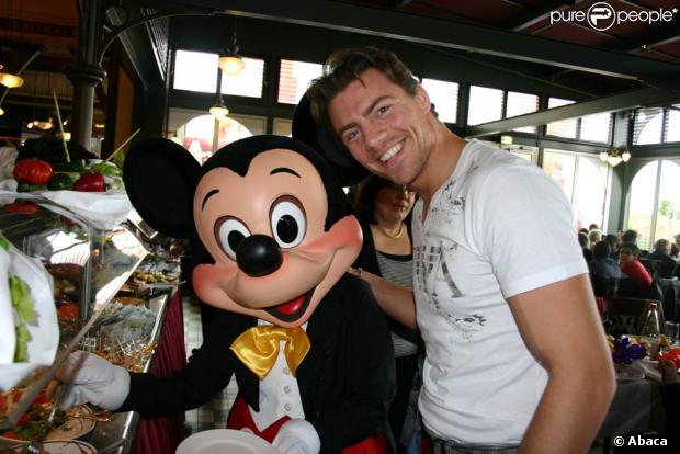 Matthias, le vainqueur de Secret Story 2, au parc DisneyLand Paris, à Marne-la-Vallée, les 27 et 28 mars 2009, à l'occasion de La fête magique de Mickey !