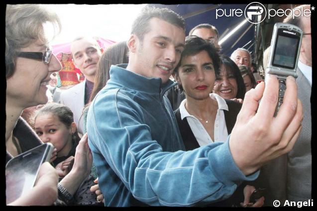 Rachida Dati sur le marché de Sucy: tout le monde veut sa photo... 