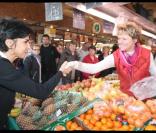 Rachida Dati sur le marché de Sucy