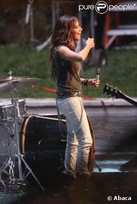 Ashley Tisdale les pieds dans l'eau pour le tournage du clip de  It's Alright, It's Ok , le 20 mars dernier à Beverly Hills