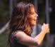 Ashley Tisdale : pour son nouveau clip, elle chante dans une... piscine !