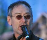 Michael Jones chante pour le gala du Secours Populaire au Stade de France, en décembre 2008