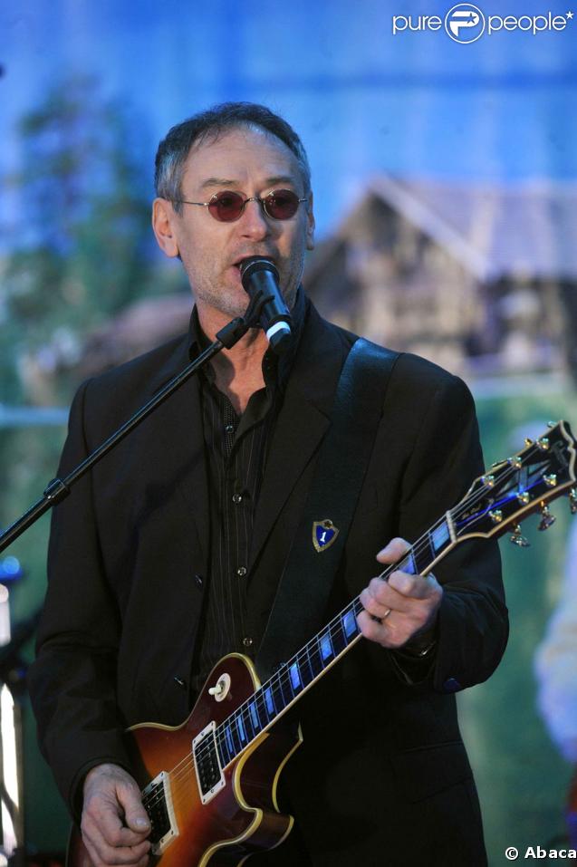 Michael Jones chante pour le gala du Secours Populaire au Stade de France, en décembre 2008
