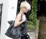 Sarah Harding des Girls Aloud dévoile son tatouage sur le bras en sortant de chez elle à Londres le 7 avril 2009