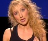 Audry Lamy sur scène, dans son sketch Vania