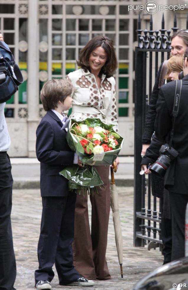 Diane de Mac Mahon devenue Madame Durand, et son fils Joseph à la sortie de la mairie du XVIe, le 8 avril 2009, après que le mariage ait été célébré.