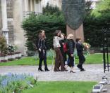 Diane de Mac Mahon à la sortie de la mairie du XVIe, le 8 avril 2009, après que le mariage ait été célébré.