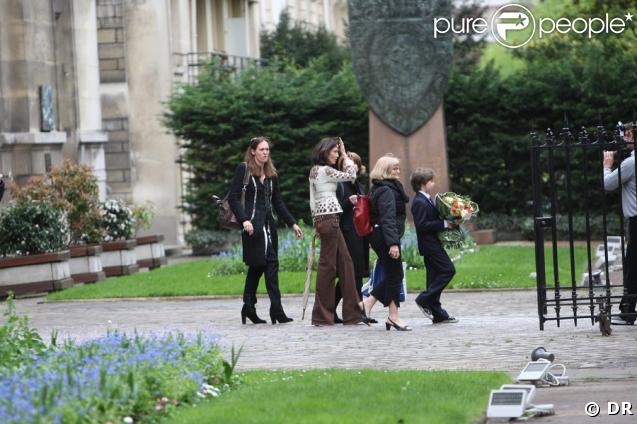 Diane de Mac Mahon à la sortie de la mairie du XVIe, le 8 avril 2009, après que le mariage ait été célébré.