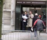 Guillaume Durand sort de la mairie du XVIe, le 8 avril 2009, avec son père le galériste Lucien Durand. 